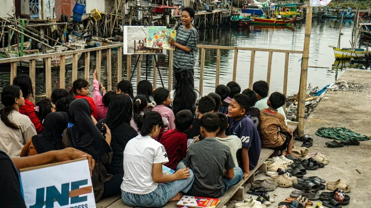 JNE Antar Buku untuk Anak-anak Pesisir Cilincing