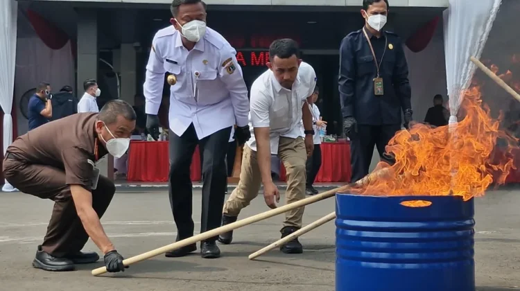 Kejari Musnahkan Barang Bukti dari Ratusan Perkara Inkrah