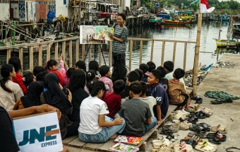 JNE Antar Buku untuk Anak-anak Pesisir Cilincing