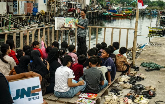 JNE Antar Buku untuk Anak-anak Pesisir Cilincing