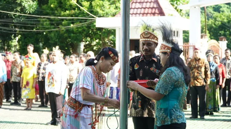 Hardiknas 2026, Kanwil Kemenag Papua Gelar Upacara Berbusana Tradisional