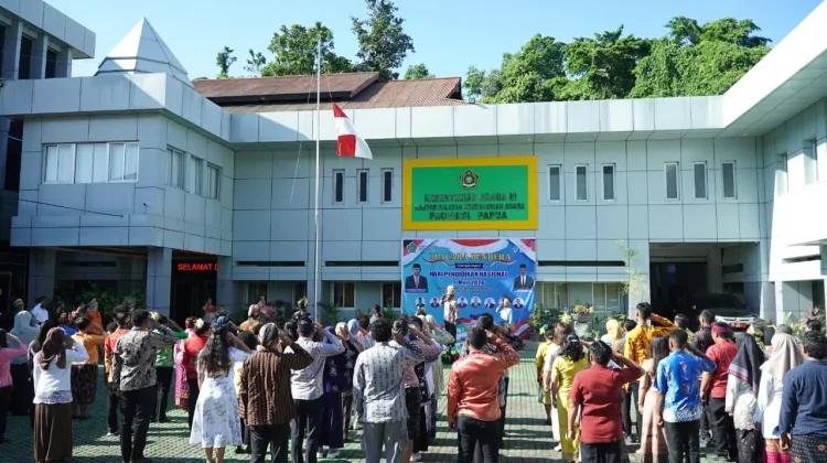 Hardiknas 2026, Kanwil Kemenag Papua Gelar Upacara Berbusana Tradisional