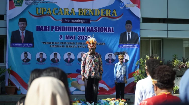 Hardiknas 2026, Kanwil Kemenag Papua Gelar Upacara Berbusana Tradisional