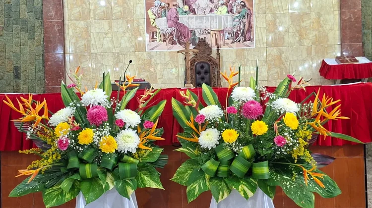 Rangkaian Bunga Hidup Menghiasi Altar Perayaan Nuansa Katolik