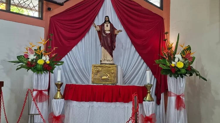 Rangkaian Bunga Hidup Menghiasi Altar Perayaan Nuansa Katolik