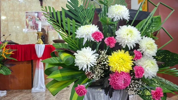 Rangkaian Bunga Hidup Menghiasi Altar Perayaan Nuansa Katolik