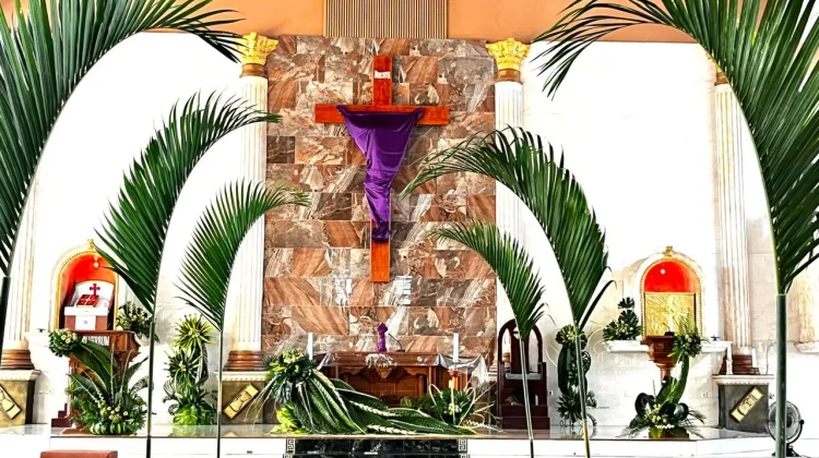 Rangkaian Bunga Hidup Menghiasi Altar Perayaan Nuansa Katolik