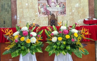 Rangkaian Bunga Hidup Menghiasi Altar Perayaan Nuansa Katolik