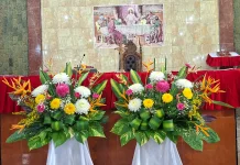 Rangkaian Bunga Hidup Menghiasi Altar Perayaan Nuansa Katolik