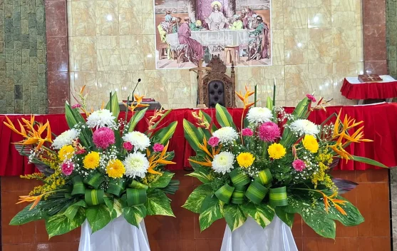 Rangkaian Bunga Hidup Menghiasi Altar Perayaan Nuansa Katolik