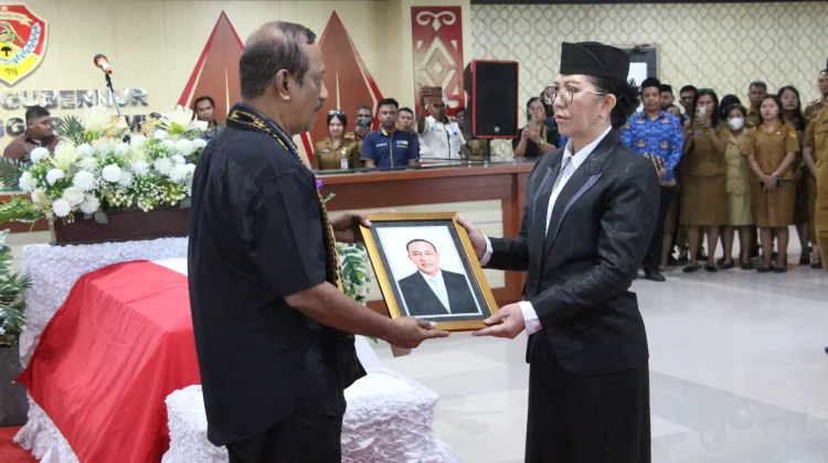 Pemprov NTT Gelar Upacara Kedinasan Pelepasan Jenazah Almarhum Alex Koroh