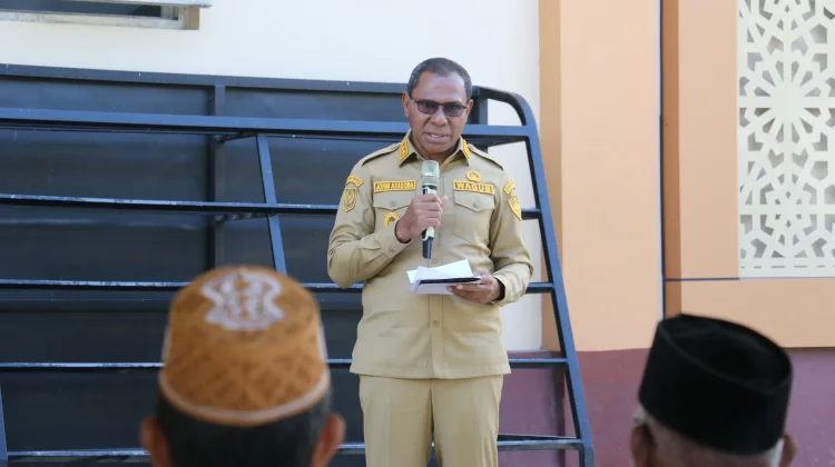 Wakil Gubernur NTT Serahkan Bantuan Hewan Kurban untuk Masjid Al-Muhajirin Oebufu
