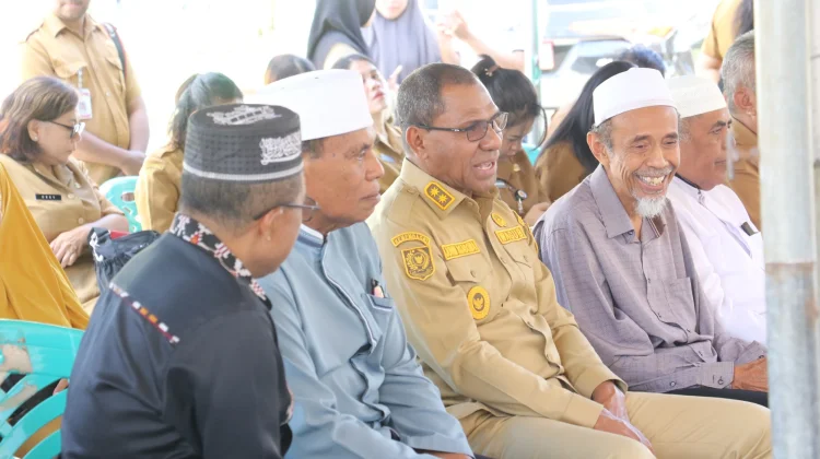 Wakil Gubernur NTT Serahkan Bantuan Hewan Kurban untuk Masjid Al-Muhajirin Oebufu