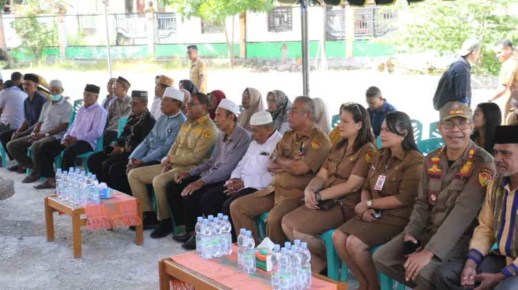 Wakil Gubernur NTT Serahkan Bantuan Hewan Kurban untuk Masjid Al-Muhajirin Oebufu