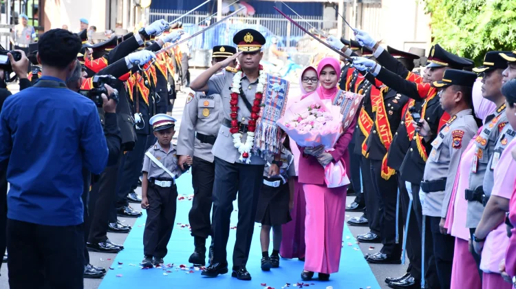Tradisi Pedang Pora Sambut Brigjen Pol Faizal Sebagai Wakapolda NTT