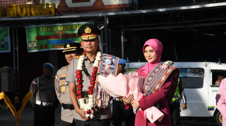 Tradisi Pedang Pora Sambut Brigjen Pol Faizal Sebagai Wakapolda NTT
