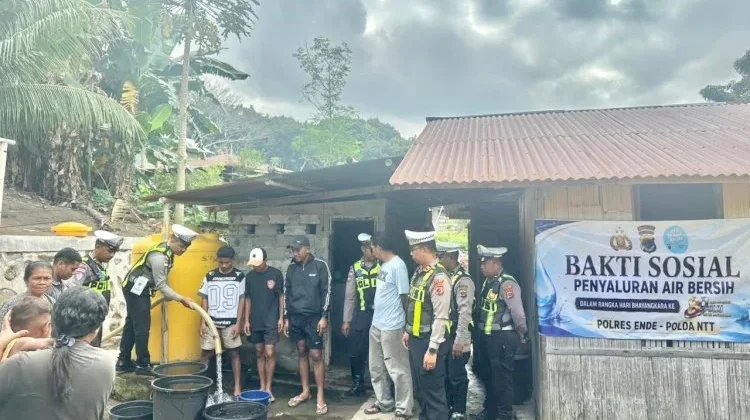 Polres Ende Bagi Air Bersih Bagi Warga Onekere
