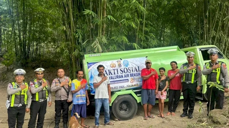 Polres Ende Bagi Air Bersih Bagi Warga Onekere