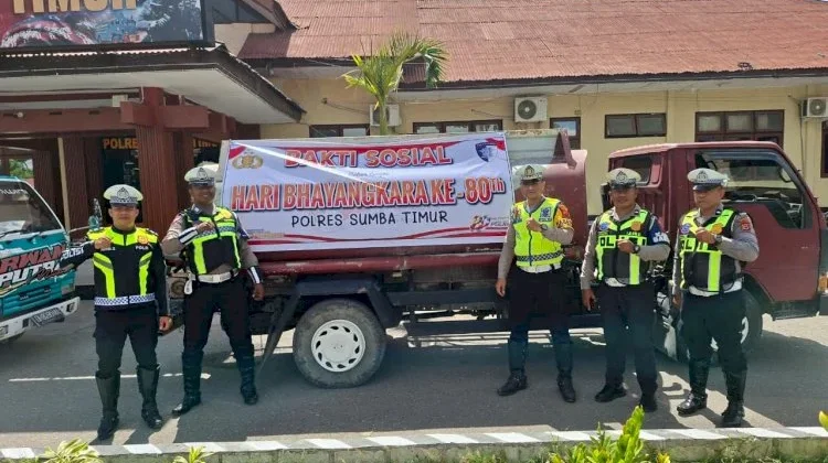 Polres Sumba Timur Bagi Air Bersih Kepada Warga