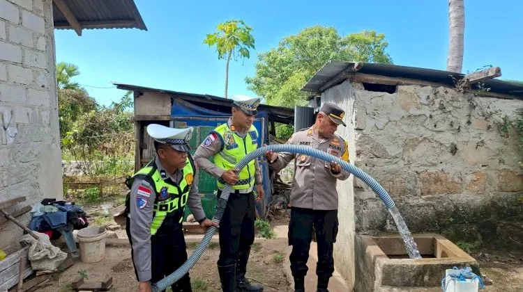 Polres Sumba Timur Bagi Air Besih jelang HUT Bhayangkara ke 80