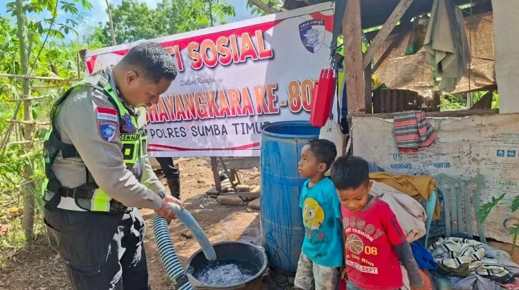 Polres Sumba Timur Bagi Air Besih jelang HUT Bhayangkara ke 80