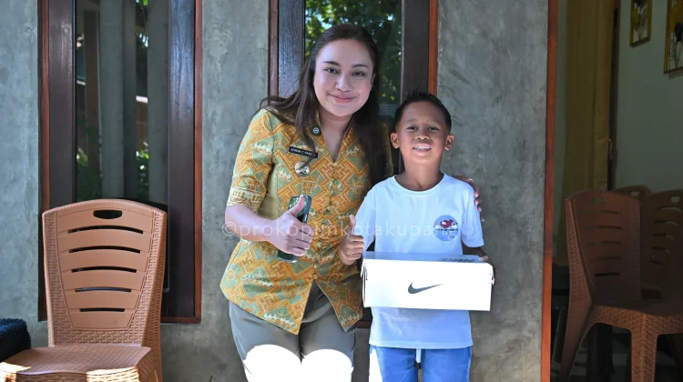 Wakil Wali Kota  Tepati Janji Serahkan  Sepatu Bola