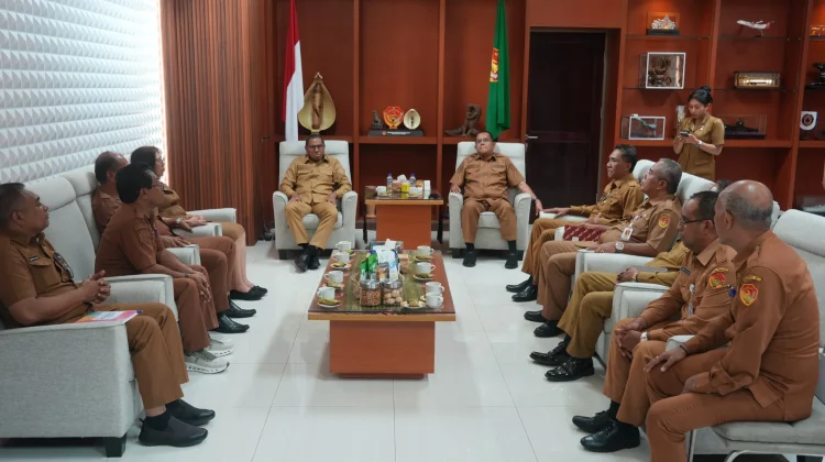 Gubernur NTT Serahkan Amanah Plh. Sekda kepada Yohanes Oktovianus