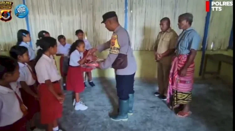 Kapolda NTT Bantu Perlengkapan Sekolah Siswa SDN Nununamat TTS