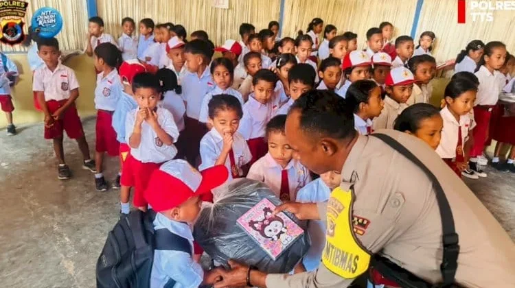 Kapolda NTT Bantu Perlengkapan Sekolah Siswa SDN Nununamat TTS