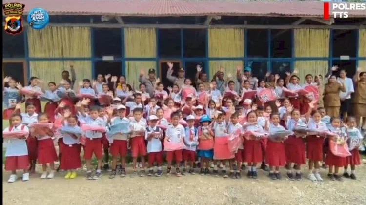 Kapolda NTT Bantu Perlengkapan Sekolah Siswa SDN Nununamat TTS