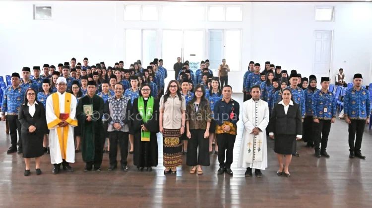 Wakil Wali Kota Kupang Serahkan SK Pengangkatan PNS