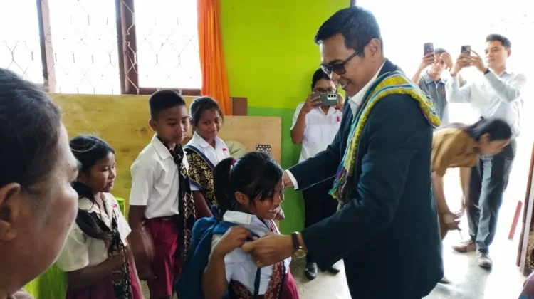 Kolaborasi KPK dan Bank Mandiri Bantu Siswa Batu Esa