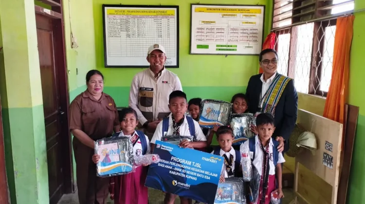 Kolaborasi KPK dan Bank Mandiri Bantu Siswa Batu Esa