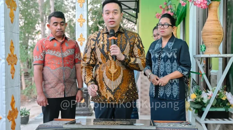Wali Kota Kupang Meresmikan Penggunaan Rumah Pastori Jemaat