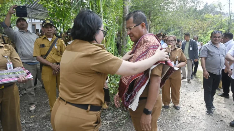 Bupati Kupang Letakkan Batu Pertama Pembangunan Kantor Camat Baru