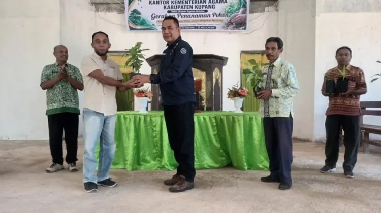 Kemenag Kupang Gencarkan  Program Ekoteologi  Gerakan Penanaman Pohon