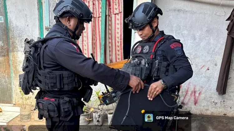 Berita Foto - Tim Jibom Brimob Polda NTT Musnahk…