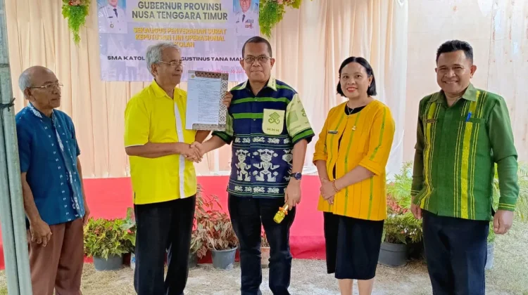 Gubernur NTT Serahkan Izin Operasional SMA Katolik St. Agustinus Tana Mali