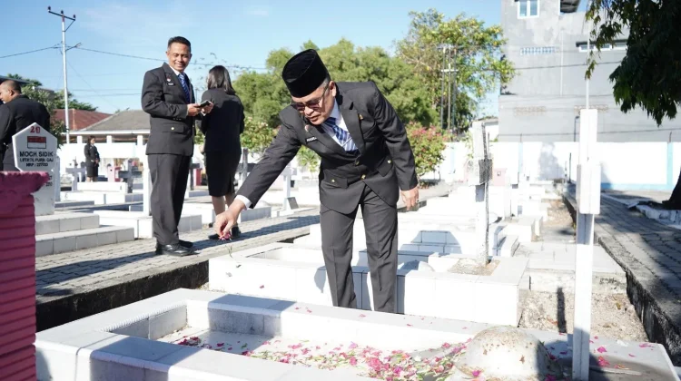 Kanwil Kemenkum NTT Tabur Bunga TMP Dharma Loka