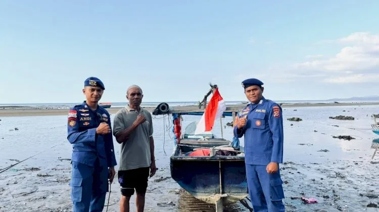 Polairud Polda NTT Bagi Bendera Menjelang HUT 81 RI Bagi Warga Pesisir Flotim
