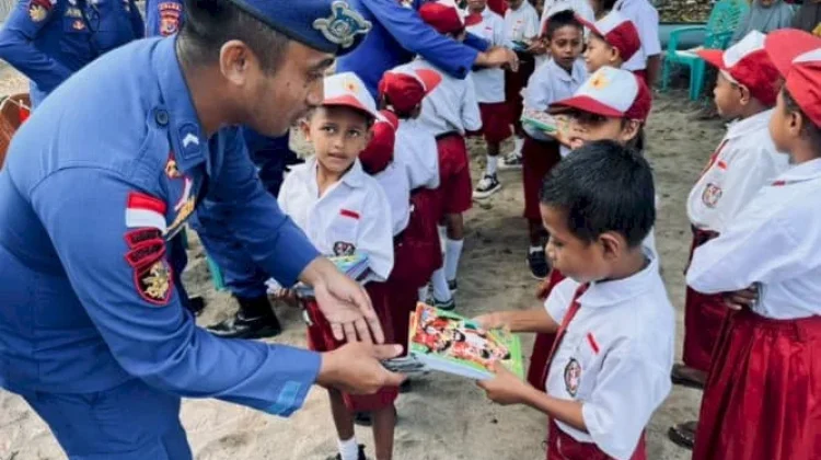 Polairud Polda NTT Bagi Bendera Menjelang HUT 81 RI Bagi Warga Pesisir Flotim
