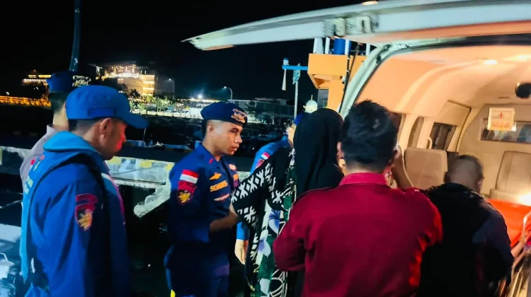 Polairud Polda NTT Bantu Evakuasi Ibu Hamil di Labuan Bajo