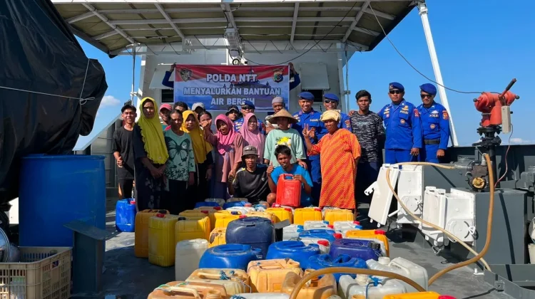 Polairud Polda NTT Salurkan Air Bersih Bagi Warga Pulau Kera