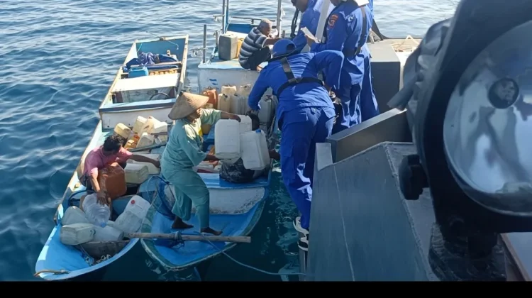 Polairud Polda NTT Salurkan Air Bersih Bagi Warga Pulau Kera