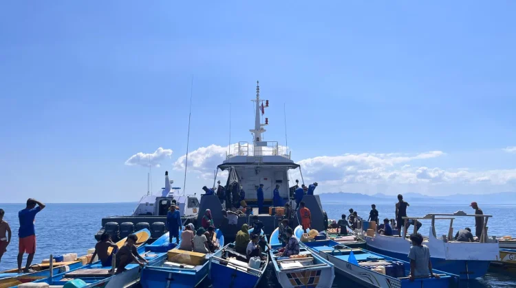 Polairud Polda NTT Salurkan Air Bersih Bagi Warga Pulau Kera