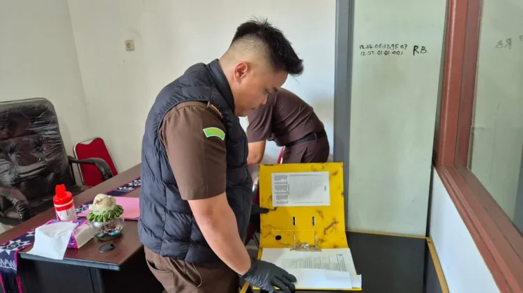 Kejari Ende Geledah Dinas Pendidikan Kebudayaan Kab Ende Terkait Dugaan Korupsi