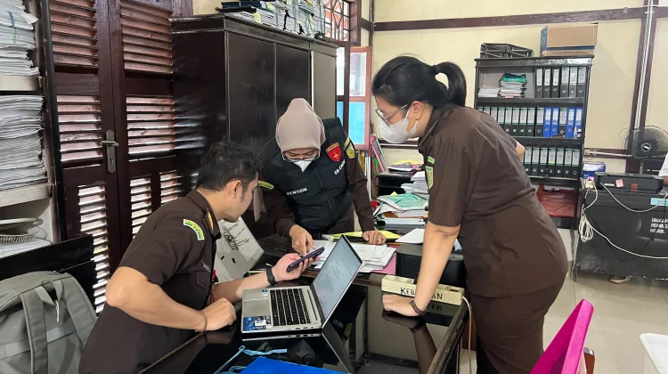 Kejari Ende Geledah Dinas Pendidikan Kebudayaan Kab Ende Terkait Dugaan Korupsi