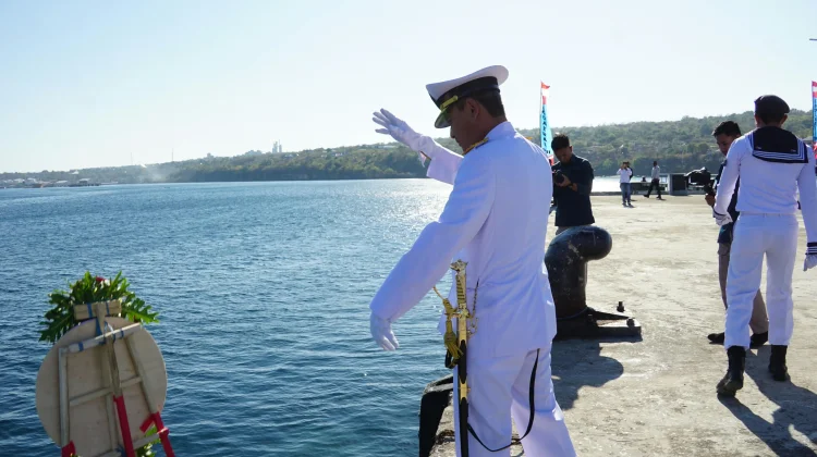 Tabur Bunga di Laut Memperingati HUT RI 81