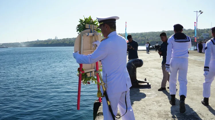 Tabur Bunga di Laut Memperingati HUT RI 81