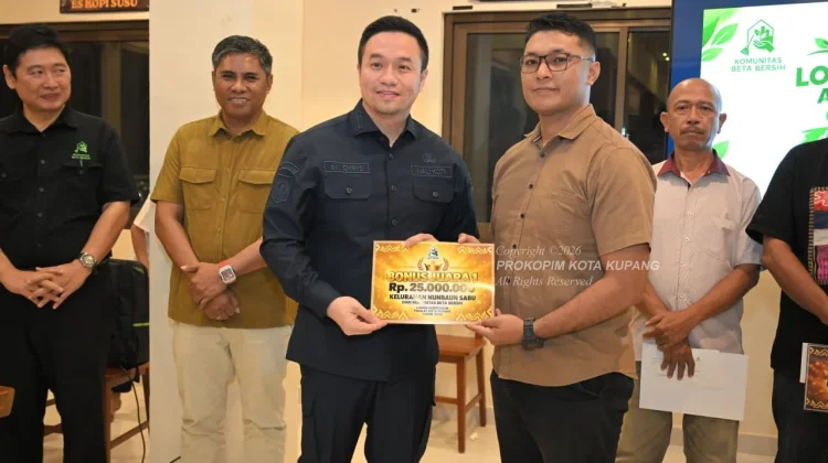 Wali Kota Kupang Serahkan Hadiah Lomba Kebersihan Kelurahan